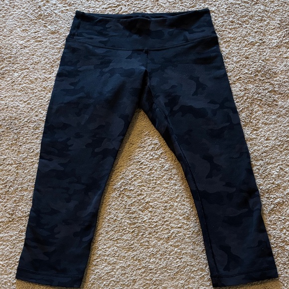 Lululemon Black Camouflage Cropped Leggings size 4/6 - Picture 1 of 4